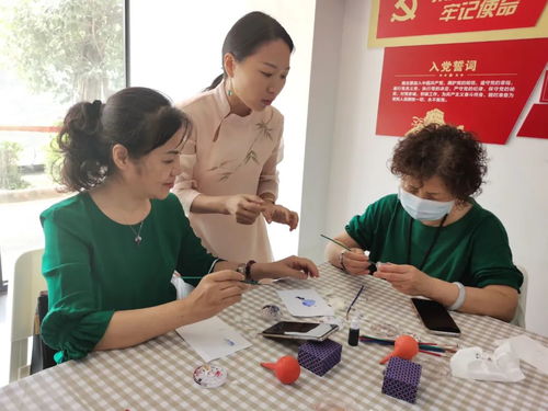 南園街道啟動(dòng)“非遺在社區(qū)”內(nèi)畫藝術(shù)培訓(xùn)班，傳承人萬歡親授技藝